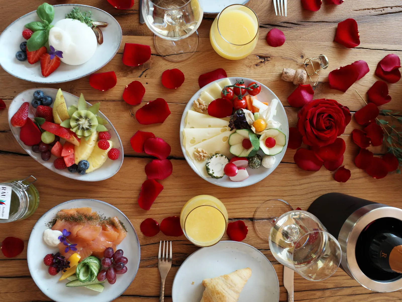 Romantisch gedeckter Frühstückstisch