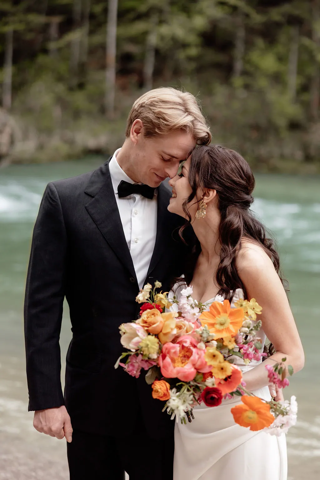 Paar bei einer Hochzeit im Gesäuse